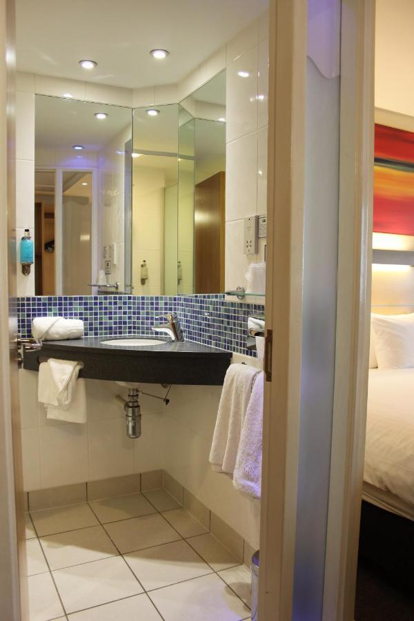 Holiday Inn Express Cardiff Airport, An Ihg Hotel Extérieur photo