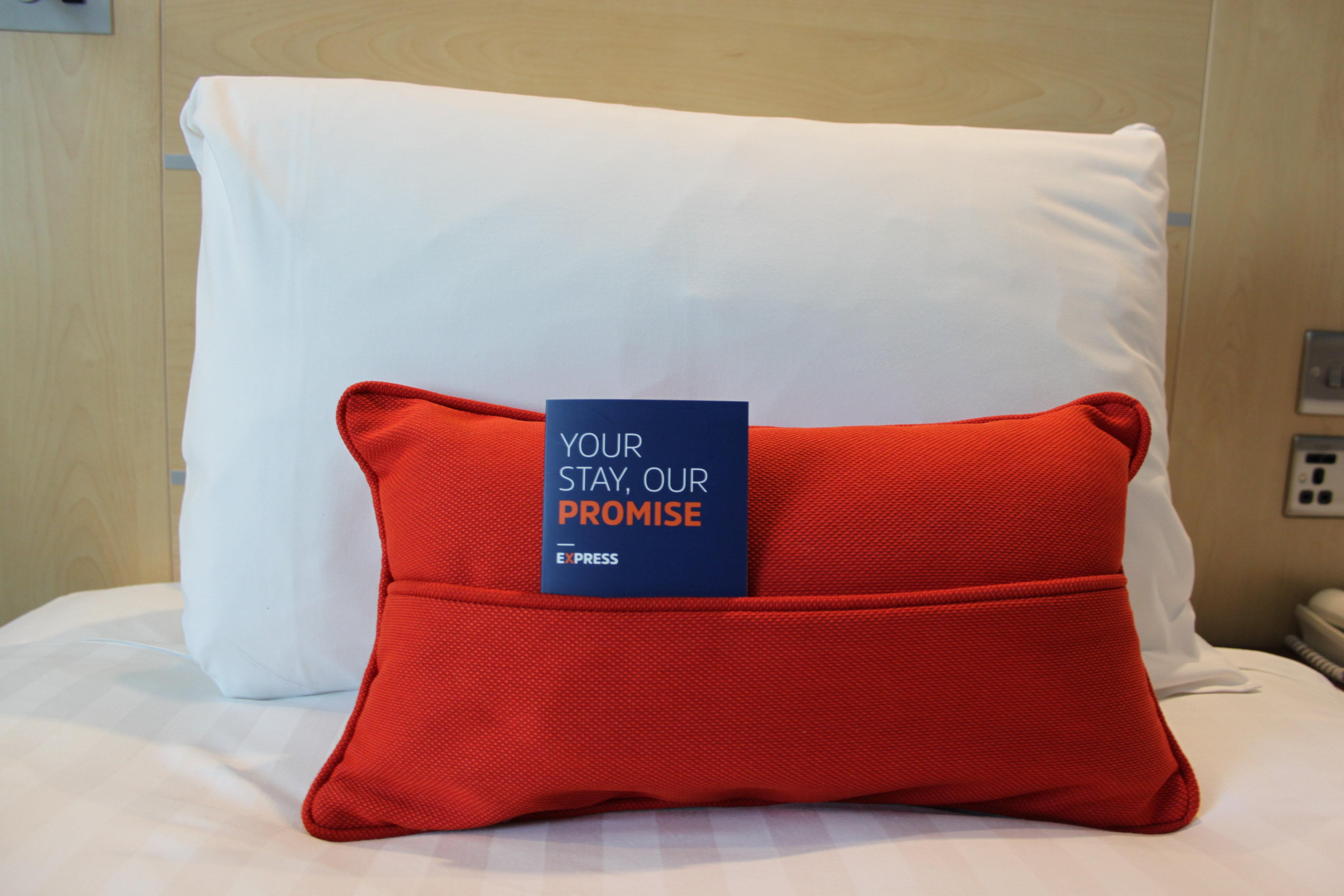 Holiday Inn Express Cardiff Airport, An Ihg Hotel Extérieur photo