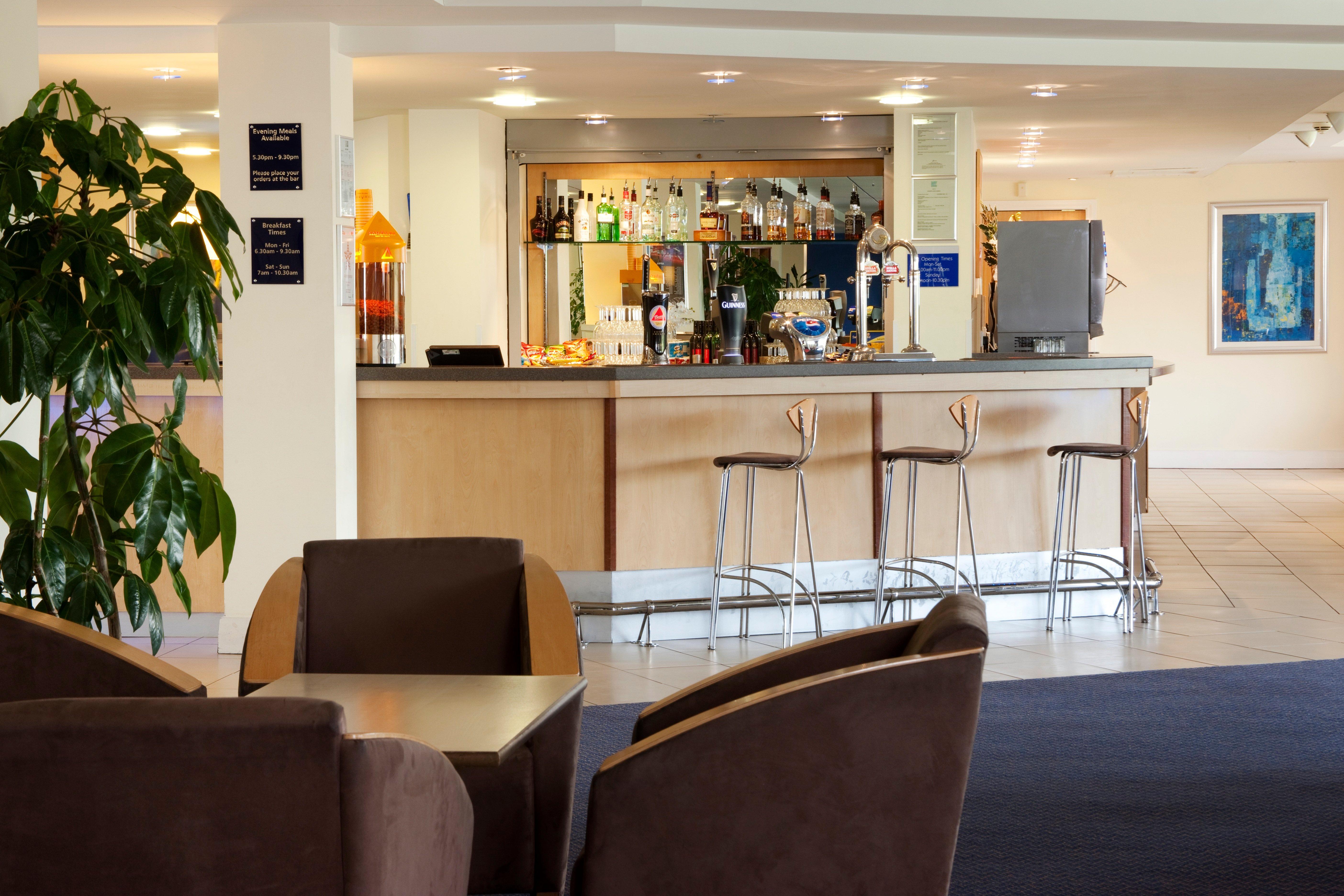 Holiday Inn Express Cardiff Airport, An Ihg Hotel Extérieur photo