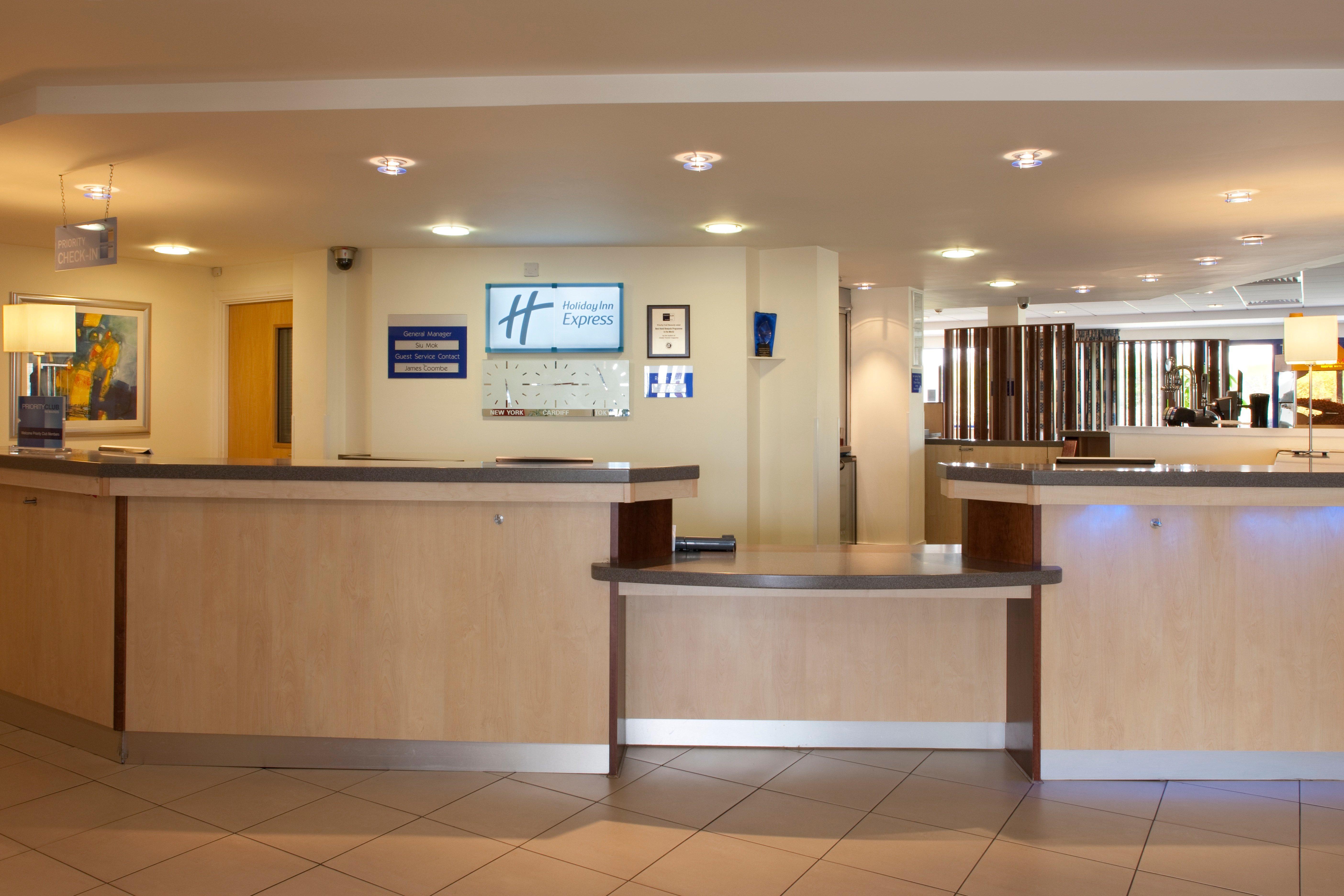 Holiday Inn Express Cardiff Airport, An Ihg Hotel Extérieur photo